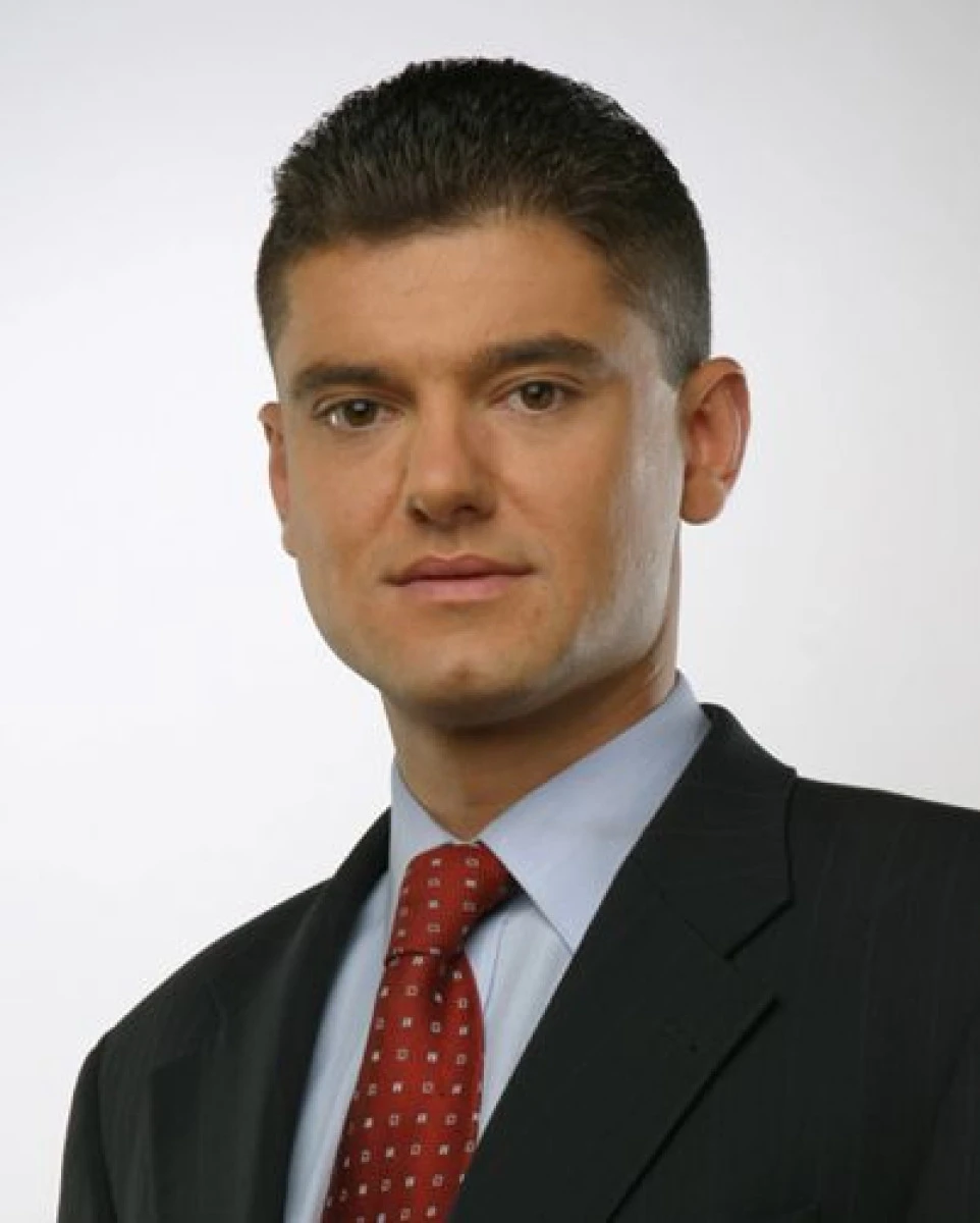 CRISTIAN BOUREANU NU MAI POATE DUPA EA! SI-A ADUS IUBITA ELEVA ACASA DE PASTE!