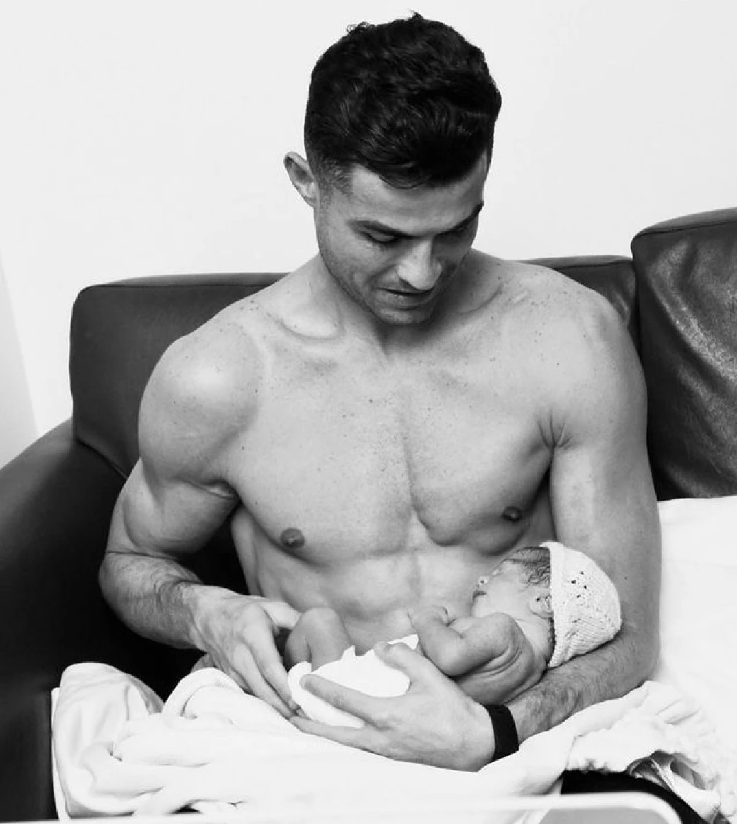Cristiano Ronaldo postează o fotografie nemaivăzută până acum cu fiica lui în vârstă de trei săptămâni