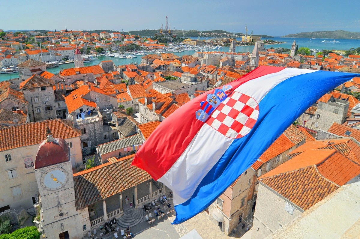 Croaţia a intrat în Spaţiul Schengen şi în zona euro