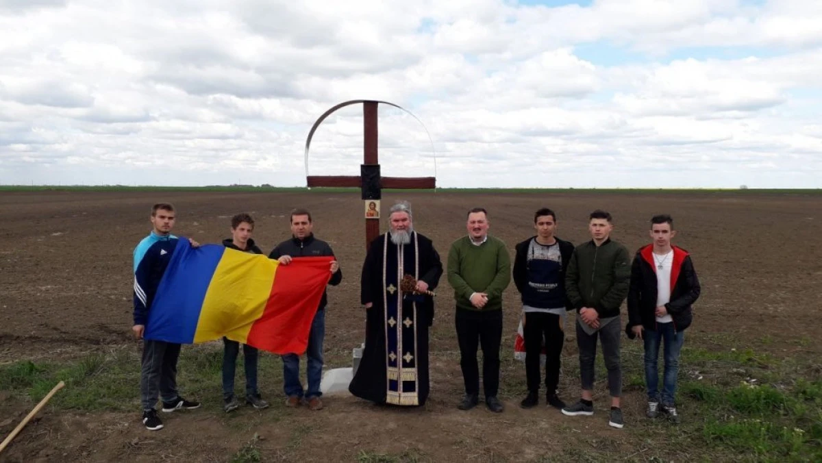 Crucea de pe drumul dintre Cicir și Sâmbăteni, restaurată de elevii Școlii Profesionale ”Astra”