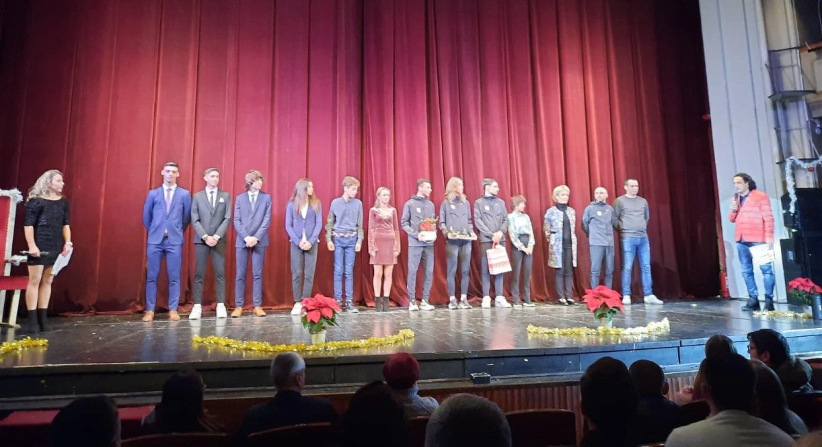 CS Universitatea Arad și-a premiat sportivii într-o altfel de gală, pe scena Teatrului „Ioan Slavici”
