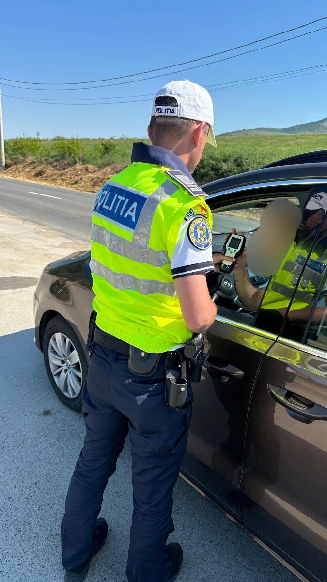 Cu 184 km/h pe drumul județean și 172 km/h pe DN 7. Doi șoferi au rămas fără permis pentru patru luni
