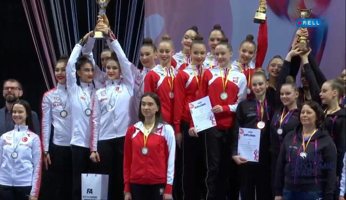 Cu antrenoarele și patru gimnaste de la Arad, ansamblul de ritmică senioare al României a urcat pe podium la Gdynia! (FOTO)