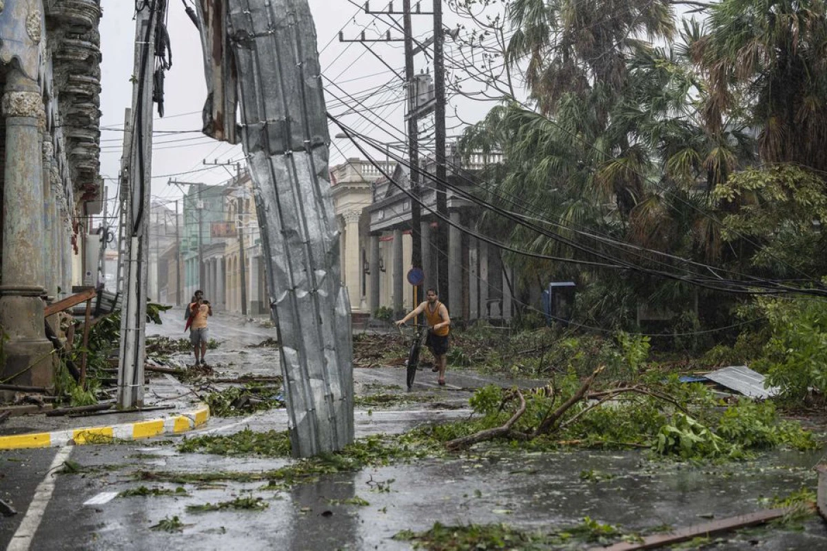 Cuba a rămas în beznă după ce a fost lovită de un uragan