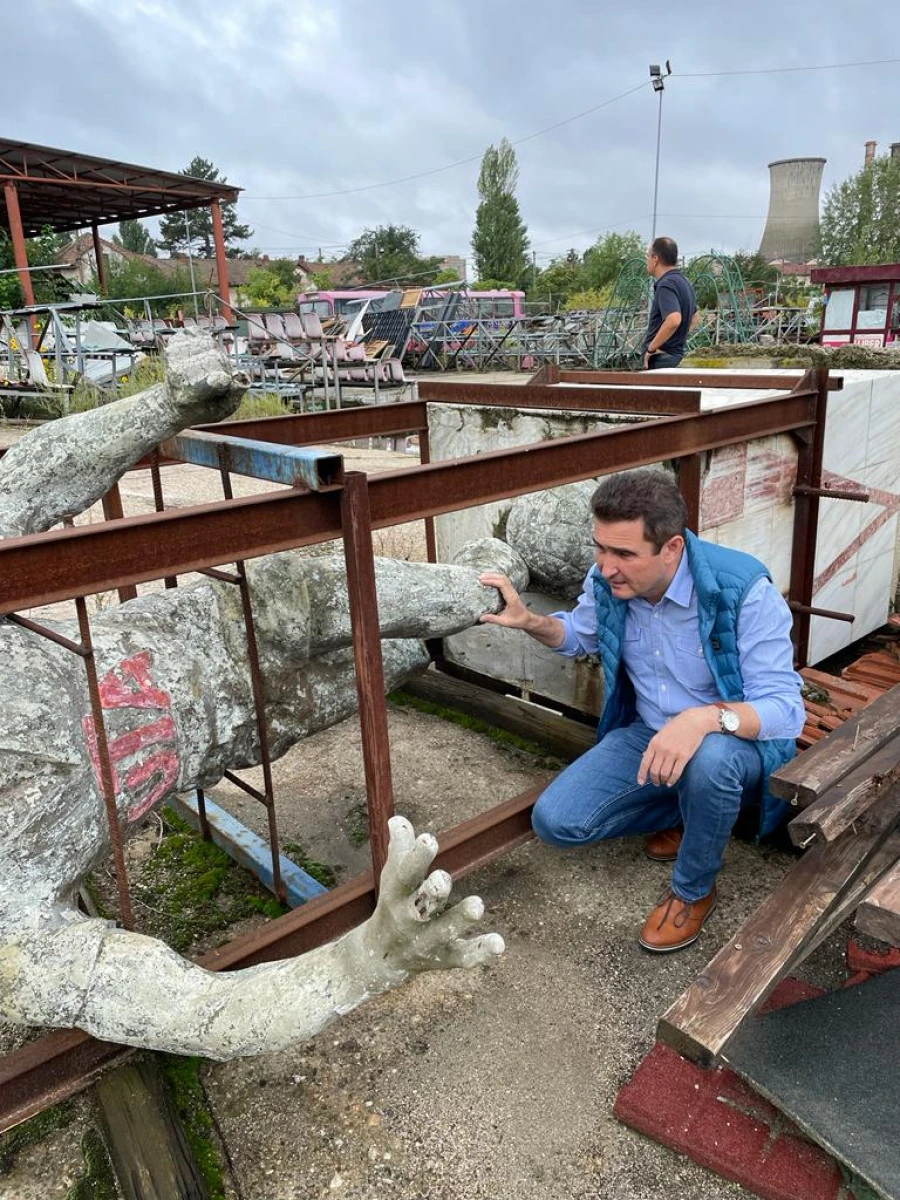 Culmea ipocriziei! După ce s-a pozat, în lacrimi, lângă statuia abandonată a lui Petschovschi, Bibarț a lăsat-o în câmp