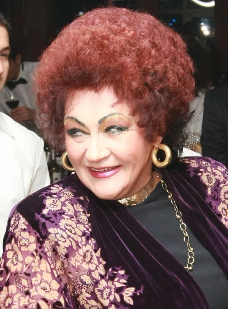 CUM A REUŞIT ELENA MERISOREANU SĂ-ŞI SPERIE O FANĂ