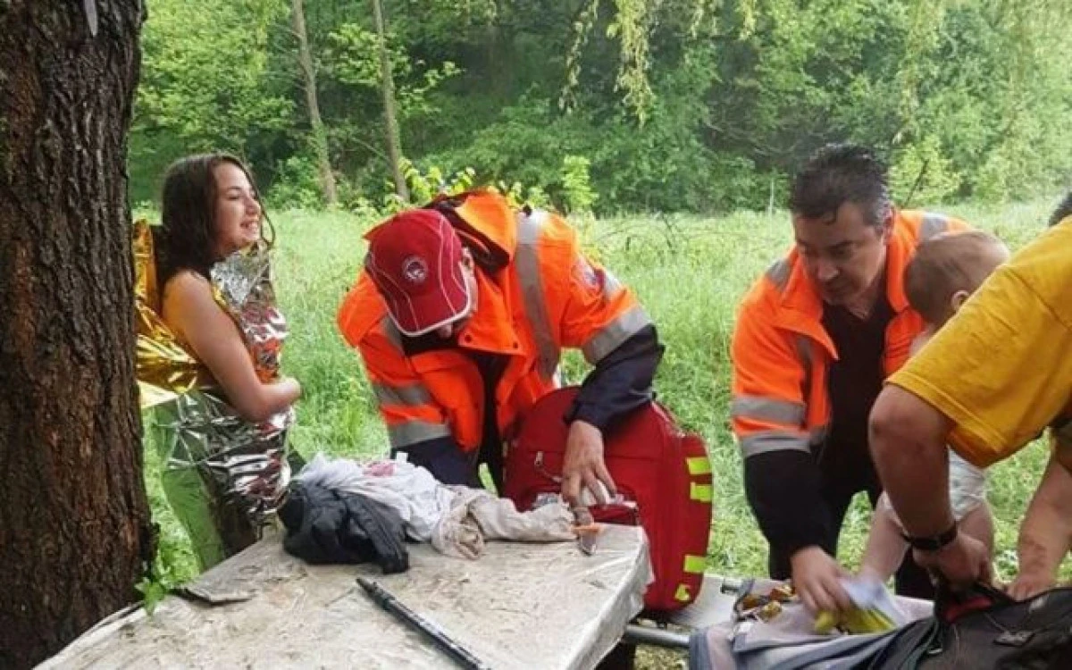 Cum a reușit o fetiță de 11 ani să își salveze mama și fratele căzuți într-o râpă