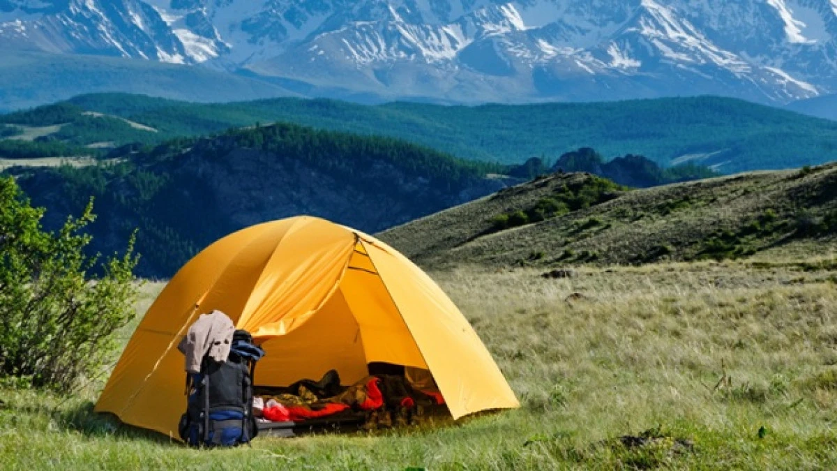 Cum alegi un cort potrivit pentru orice aventură autentică în natură?