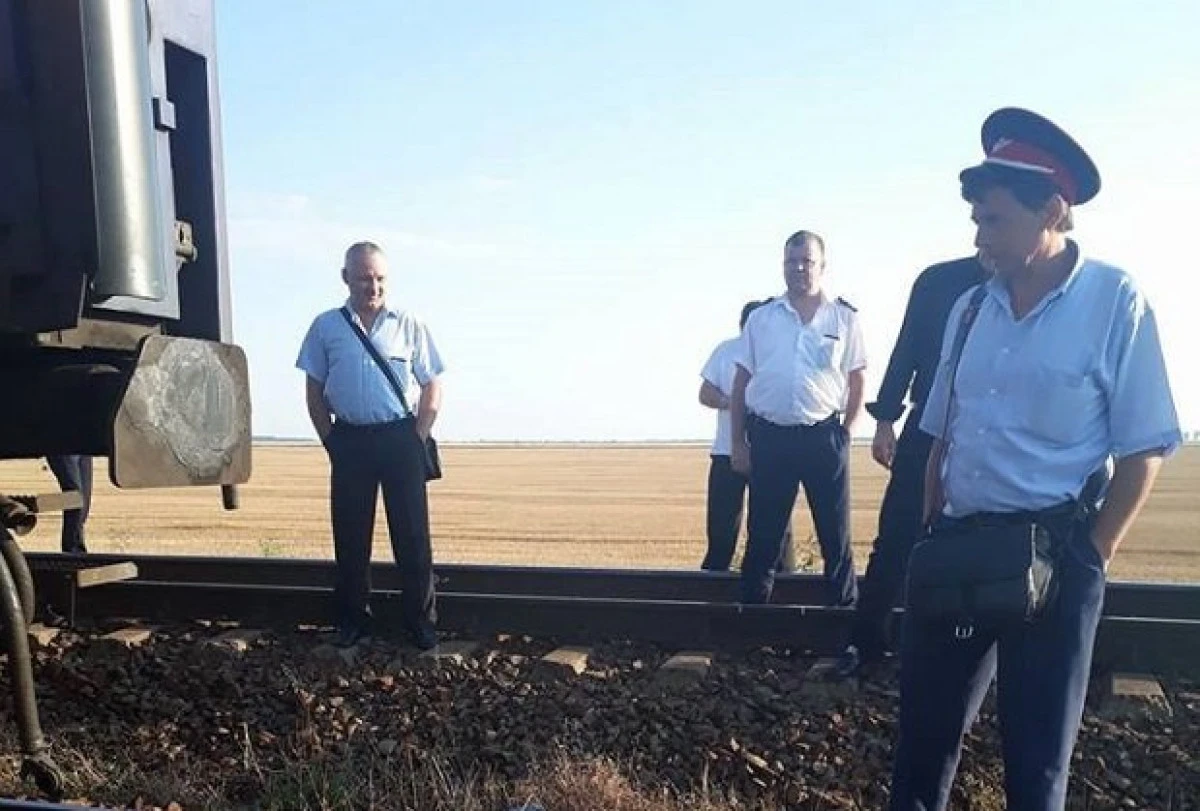 Cum explică CFR pierdea celor opt vagoane pline cu pasageri pe câmp
