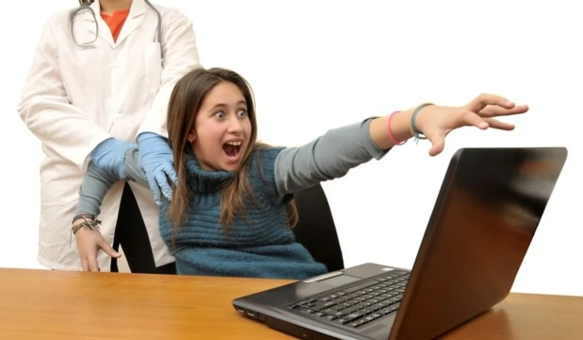 Cum îți poți proteja copiii de pericolele din mediul online