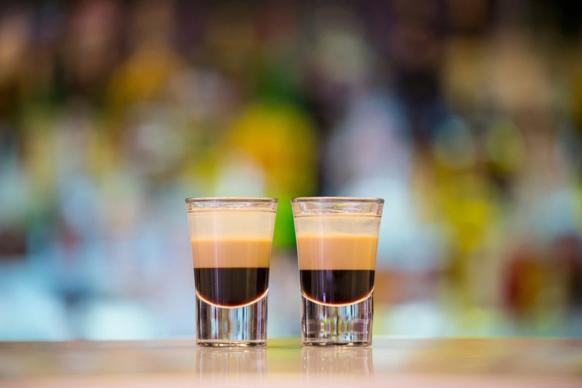 Cum să prepari un B52 Shot: rețeta clasica și pașii esențiali