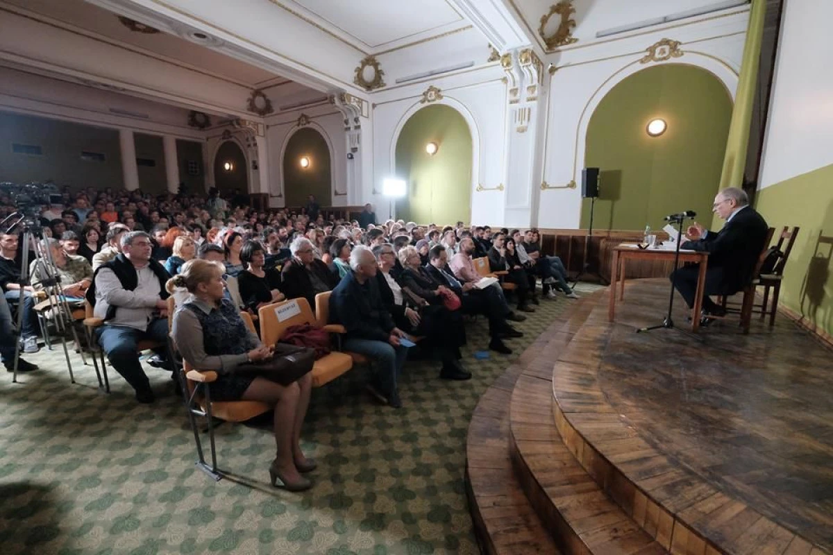 CUM SA SIFONEZI BANUL PUBLIC: PRIMARIA COMANDA 50.000 DE FLUTURASI PENTRU UN EVENIMENT LA CARE PARTICIPA 300 DE PERSOANE