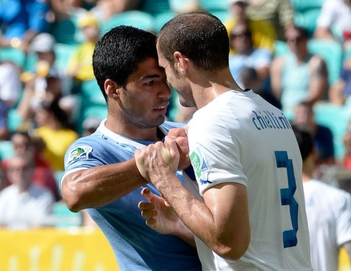 CUPA MONDIALA: LUIS SUAREZ AR PUTEA FI SUSPENDAT DE FIFA DUPA CE L-A MUSCAT PE CHIELLINI