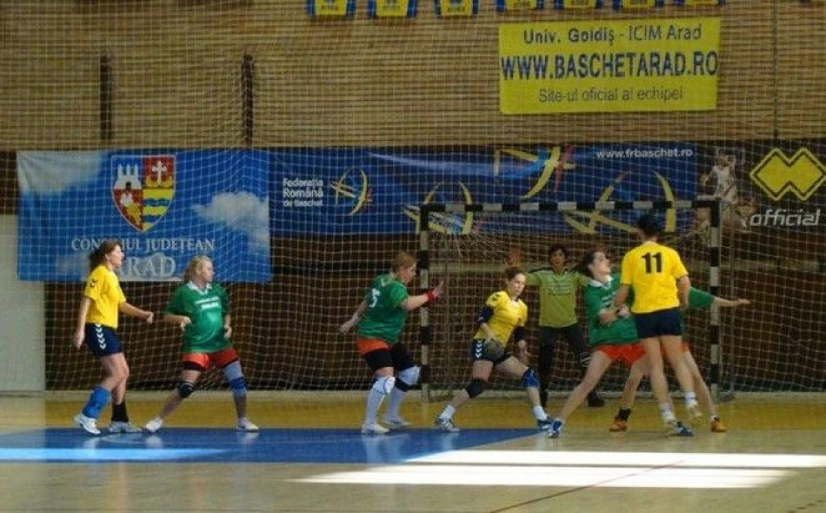 CUPLAJ DE HANDBAL FEMININ ÎN POLIVALENTA ARĂDEANĂ