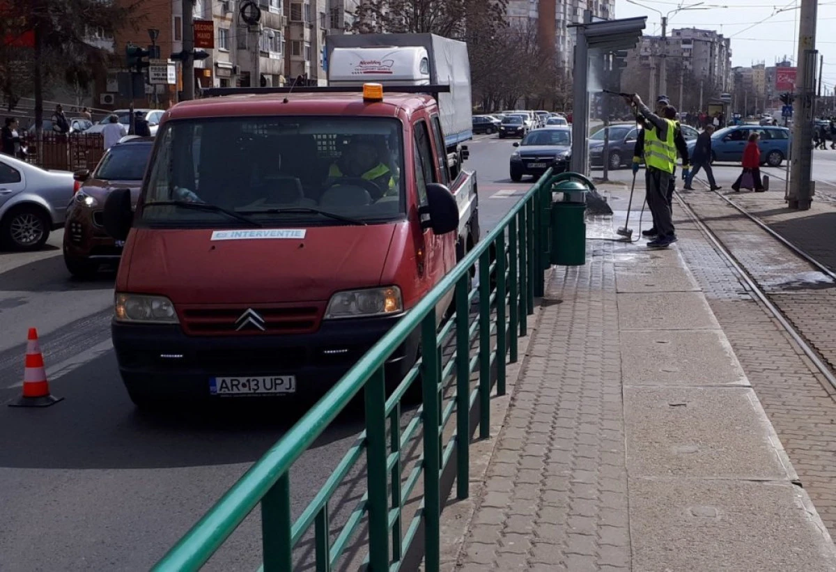 „Curăţenie de primăvară”, în staţiile de tramvai din Arad