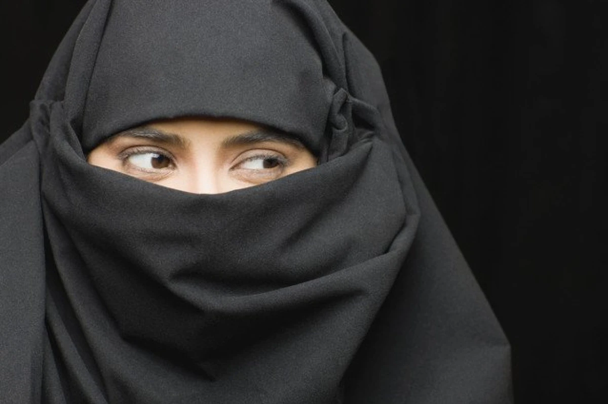 Curtea de Justiție a UE: Interzicerea vălului islamic la locul de muncă, legală