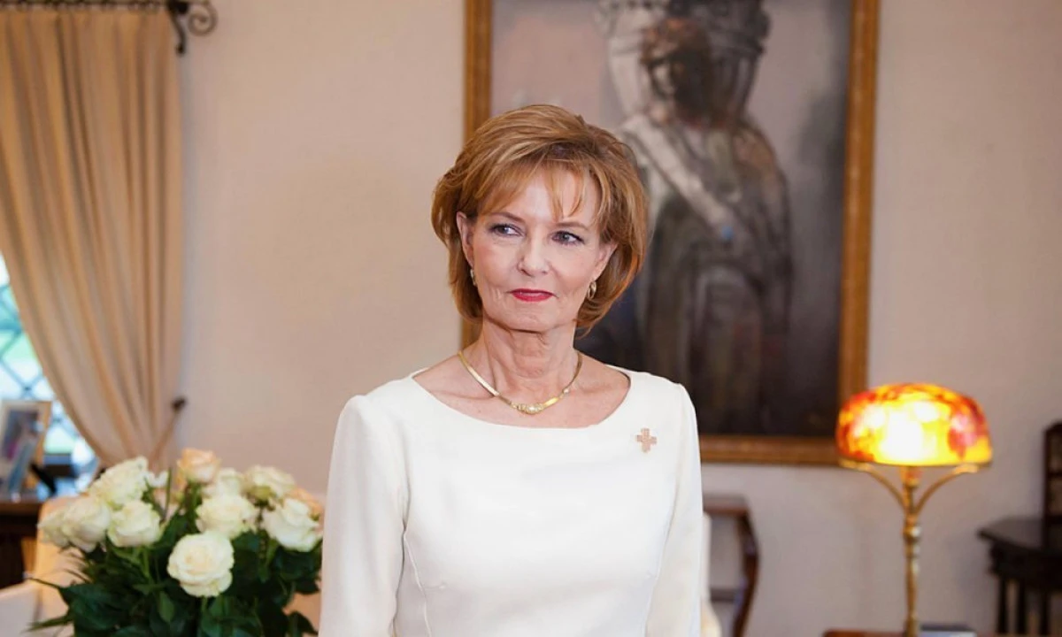 Custodele Coroanei urează "La mulţi ani" românilor, de Ziua Regalității