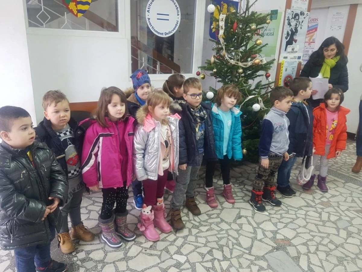Daruri de la polițiști pentru micii colindători