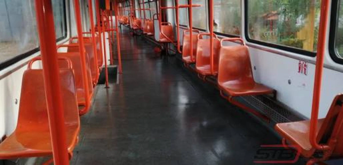 Dat în urmărire generală pentru furt, un tânăr de 18 ani a fost prins în tramvai
