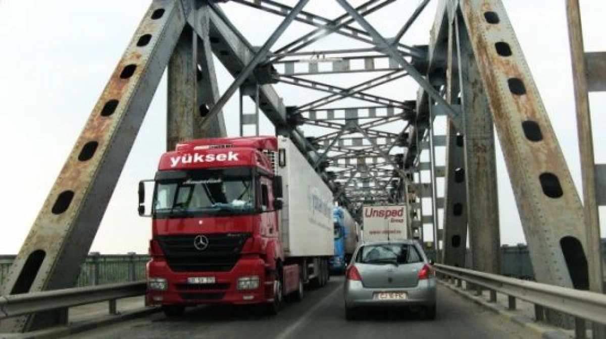 DATORITA LUCRARILOR DE LA PODUL GIURGIU SOFERII SUNT SFATUITI SA FOLOSEASCA RUTE OCOLITOARE