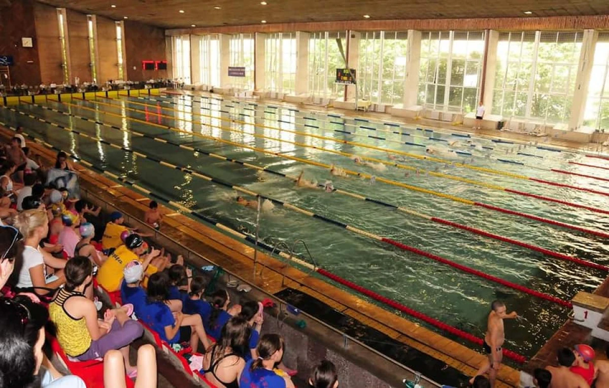 De astăzi s-a închis bazinul “Delfinul”: circa 500 de copii din Arad nu mai au unde să se antreneze!