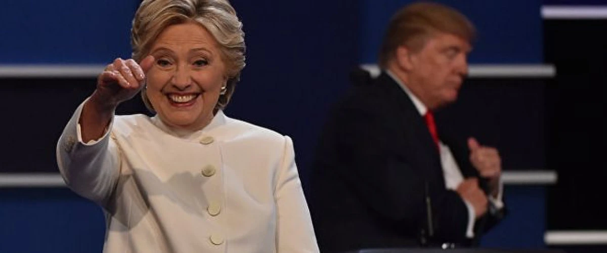 DE CE A ALES HILLARY CLINTON ȚINUTA ALBĂ PENTRU ULTIMA CONFRUNTARE CU TRUMP