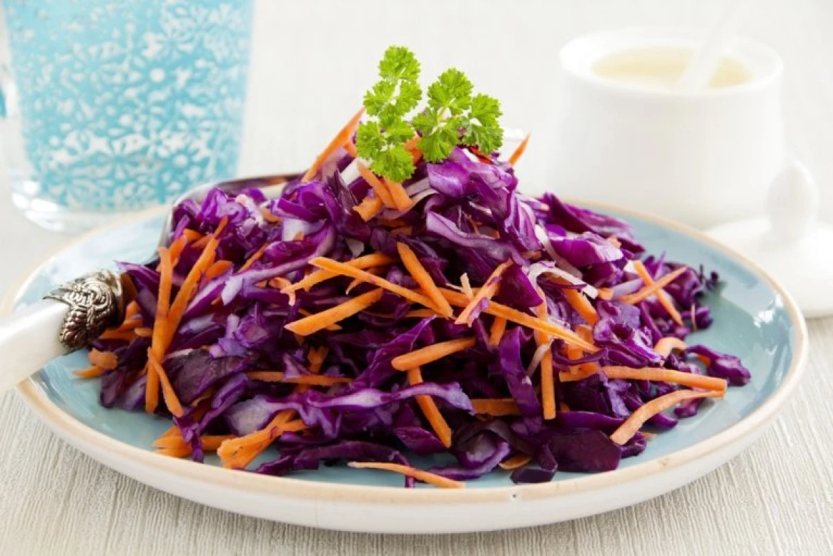 De ce ar trebui să mâncăm zilnic salată de varză roșie