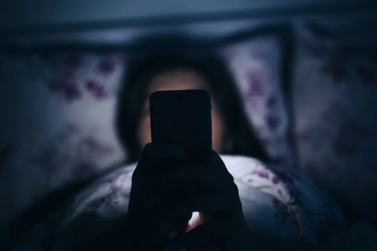 De ce n-ar trebui să mai folosești telefonul pe întuneric