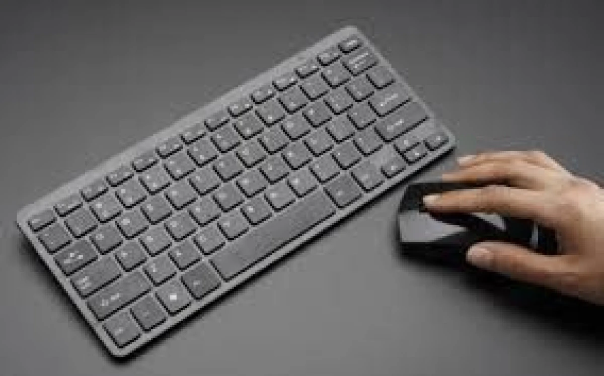 DE CE NU SUNT LITERELE AȘEZATE ÎN ORDINE ALFABETICĂ PE TASTATURĂ