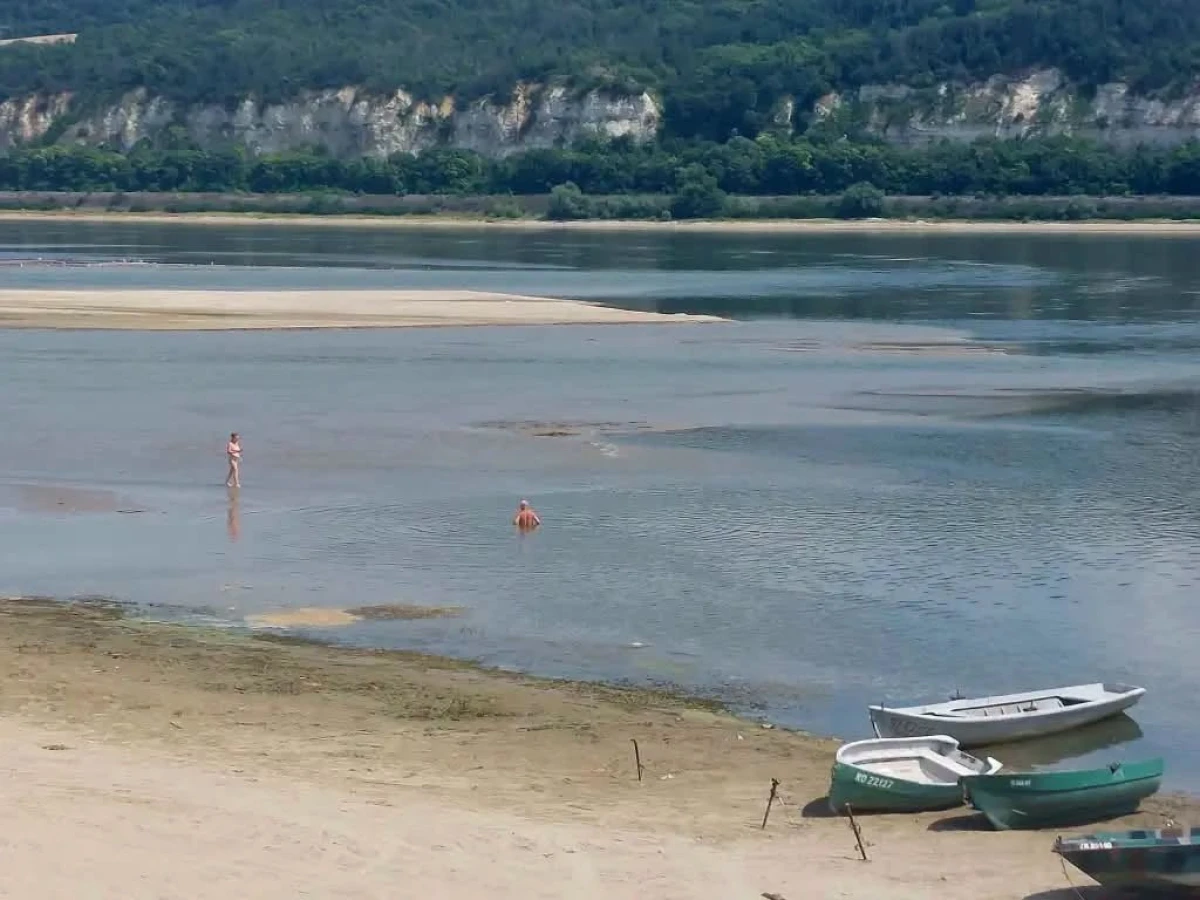 Debitul Dunării la Baziaș ar putea coborî la 1.400 mc/s, aproape de minimul istoric din 1985