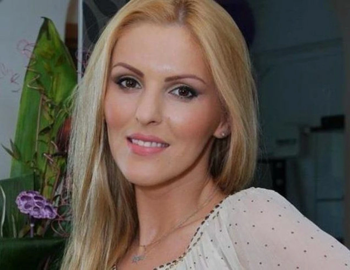DENISA NECHIFOR, LA CAPATAIUL LUI ADRIAN CRISTEA! CUM IL AJUTA FOTOMODELUL PE "PRINT" SA TREACA PRIN PERIOADA DE ACCIDENTARE