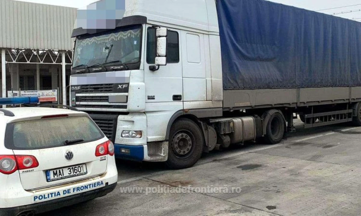 Depistat la volanul unui automarfar radiat din circulaţie, în vama Vărșand