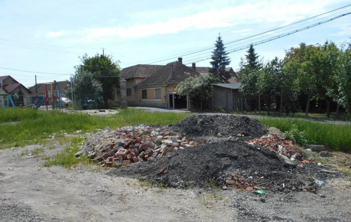 Deșeuri depozitate ilegal pe două străzi din municipiu