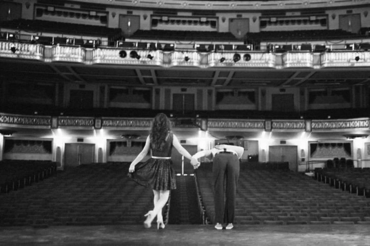 Deşi Bibarţ i-a pus să recite în surdină, actorii teatrului arădean oferă daruri spectatorilor