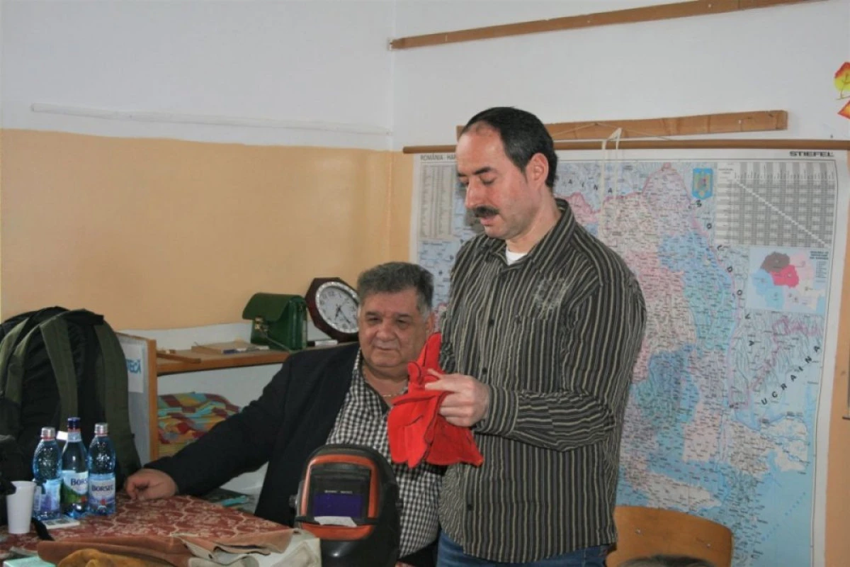 Despre sudură, cu pasiune. Ioan Marin Crişan şi Gabi Ghiţescu în vizită la Liceul Tehnologic Vinga