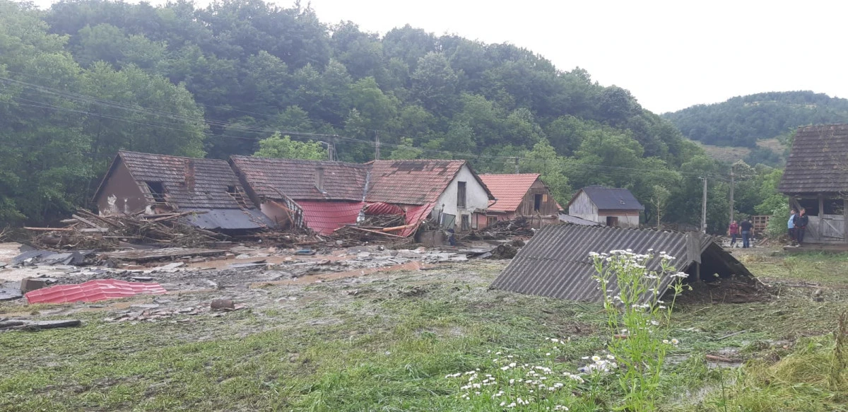 Dezastru după inundațiile din județul Arad. Un deces și 150 de persoane afectate de viituri