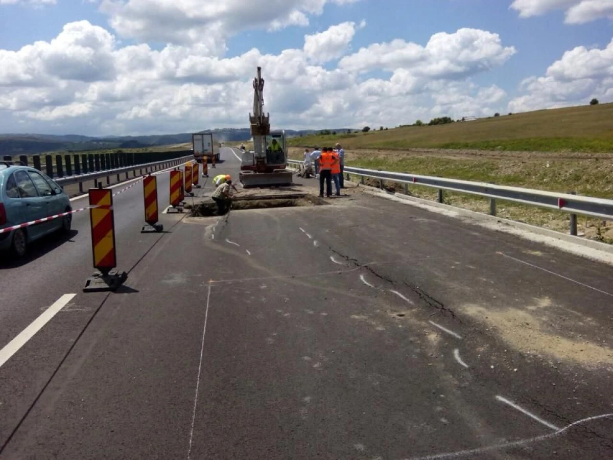 DEZASTRU PE AUTOSTRADA SIBIU - ORASTIE. FISURILE S-AU EXTINS CU 300 DE METRI