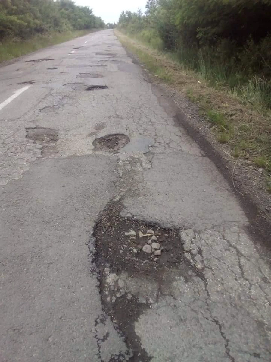 Dezastru pe un drum județean. Șefii CJA sunt așteptați la un concurs de înjurături
