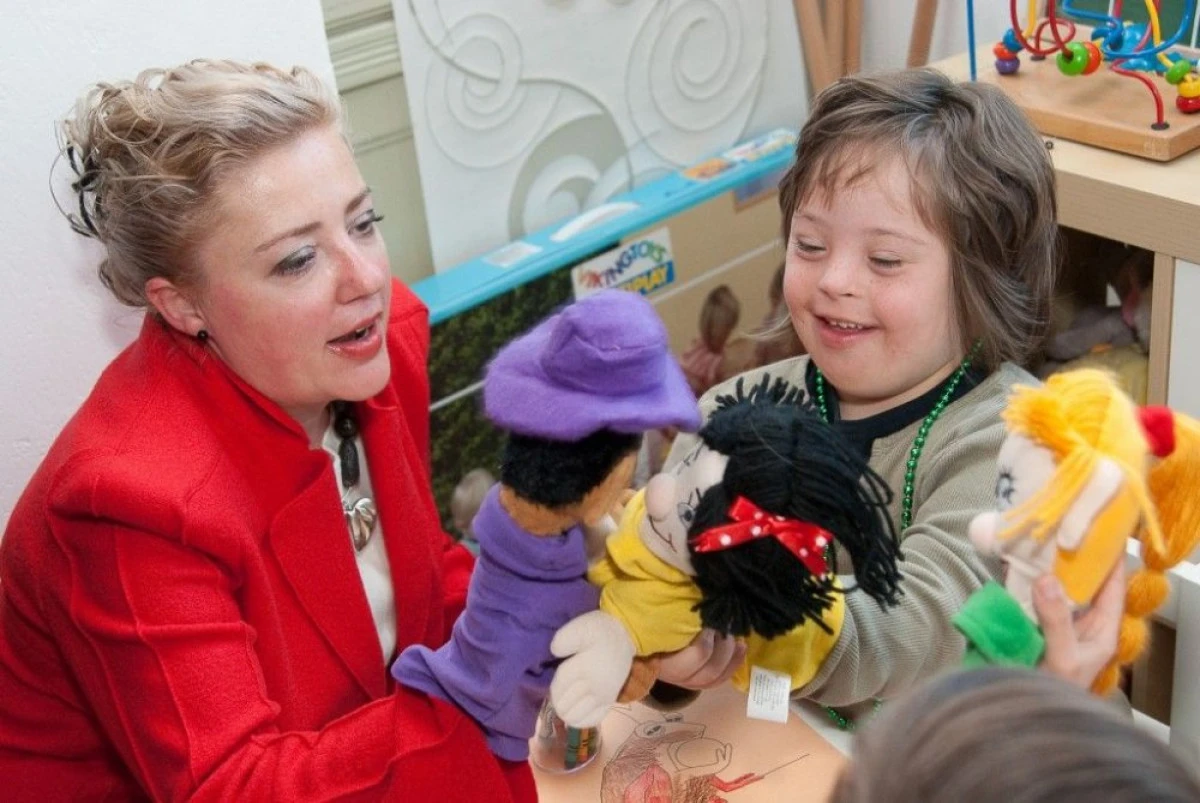 DEZBATERE DESPRE CONTRIBUTIA FAMILIEI SI COMUNITATII IN FORMAREA TINERILOR
