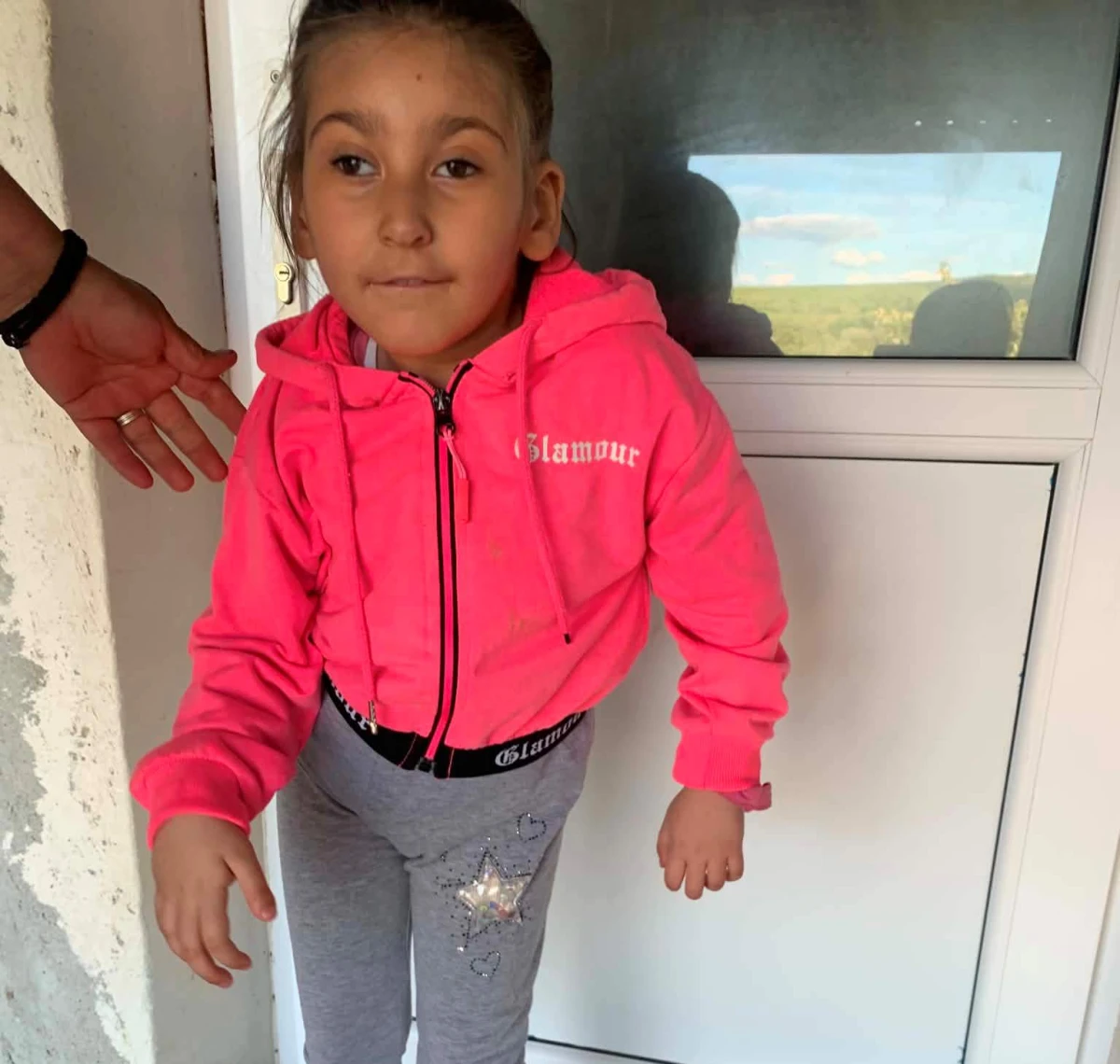 Diagnosticată cu microcefalie și scolioză severă, Ana Stoica, în vârstă de 6 ani, nu își dorește jucării, ci șansa la o copilărie fără durere