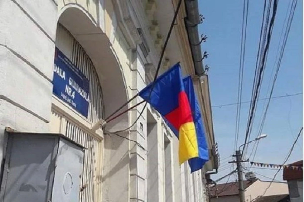 Din ce în ce mai bine! Așa arată drapelul arborat pe o școală din România