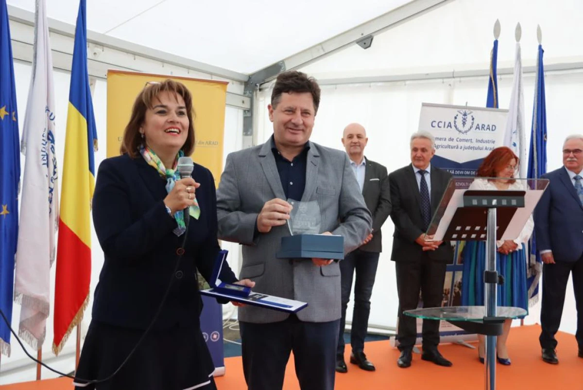 Distincția „Bene Merenti”, acordată de CJ Arad Universității „Aurel Vlaicu”