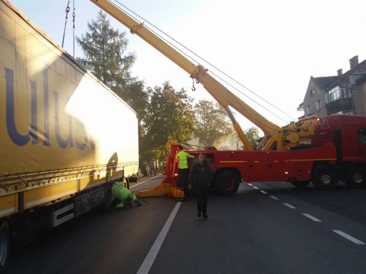 DN 7 a fost blocat, din cauza unui TIR răsturnat la Bârzava