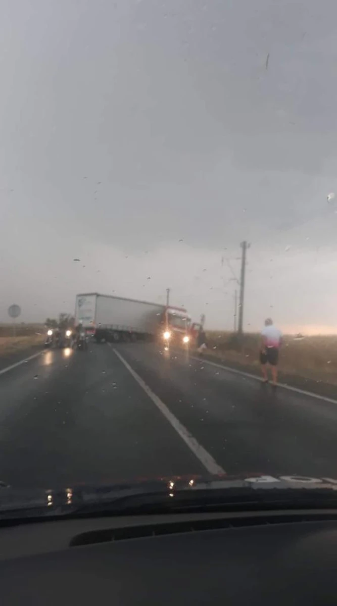DN7, blocat de un TIR care a derapat între Sâmbăteni și Cicir