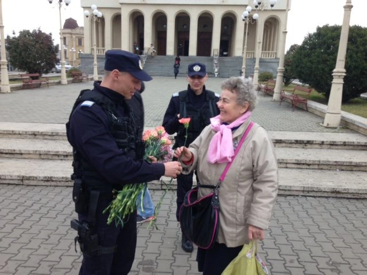 Doamne și domnișoare ,,sancționate’’ de jandarmii arădeni cu flori  