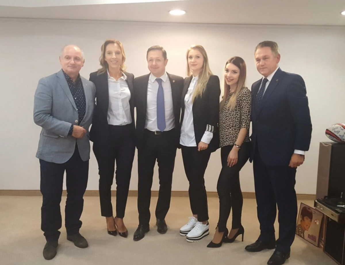 Dodean şi colegele de la naţională, premiate de Minister