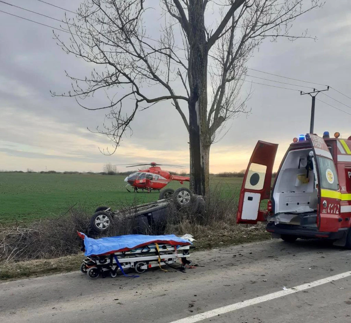 Doi angajați ai Consiliului Județean Arad, preluați de elicopterul SMURD, în urma unui grav accident de circulație