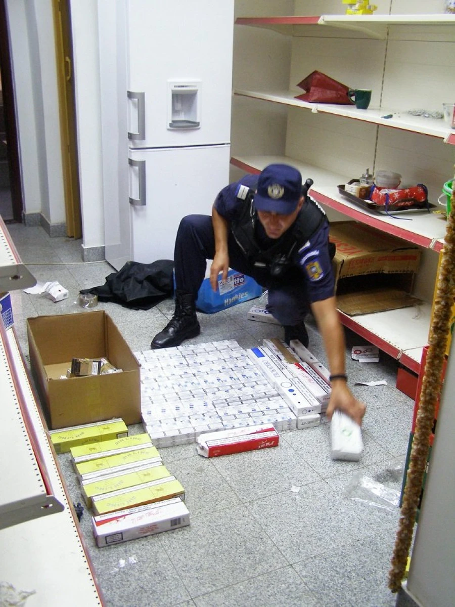 Doi arădeni au fost prinși cu 130 de pachete cu țigări netimbrate, în Piața Mihai Viteazul