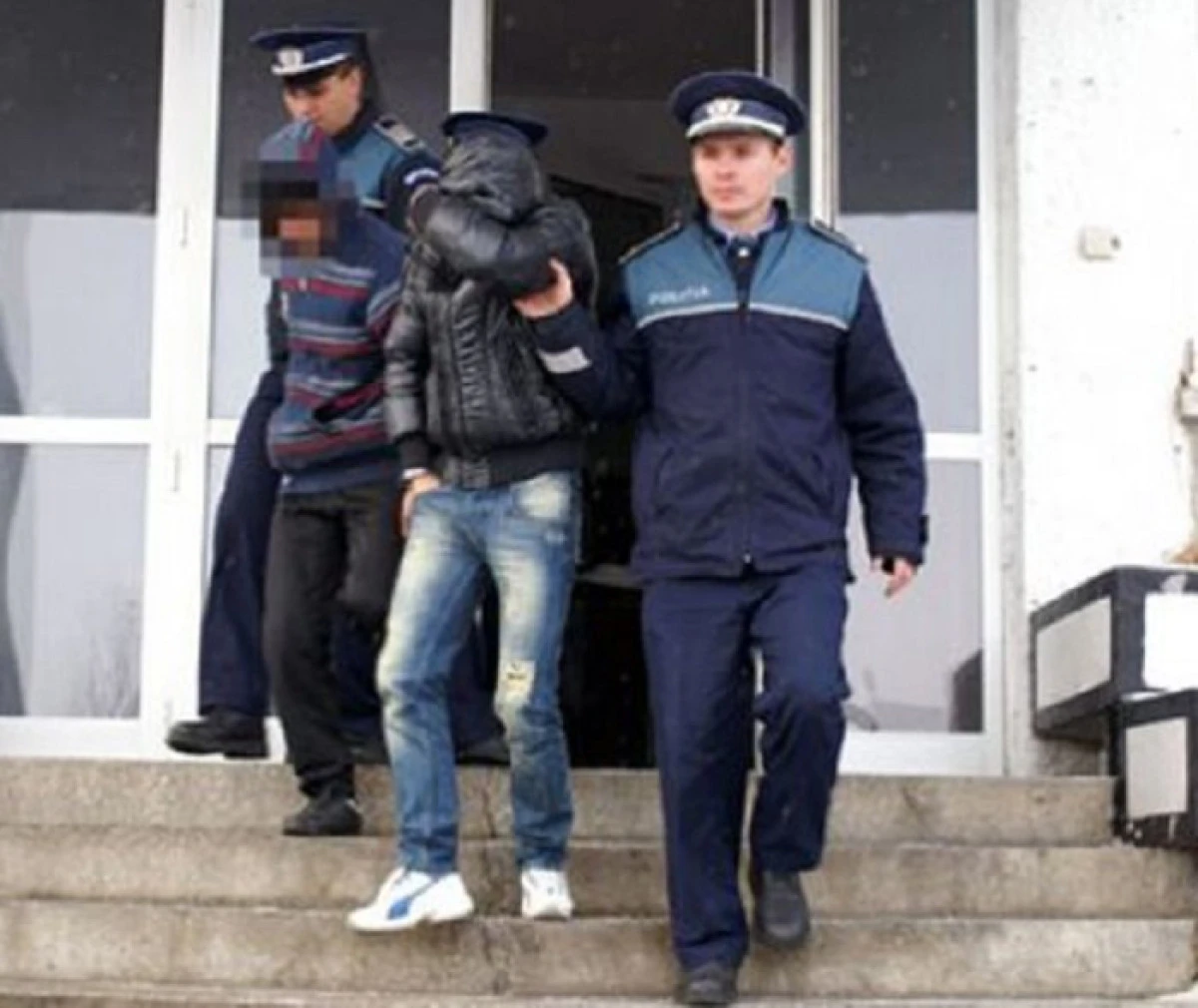 Doi arădeni, de 19 și 24 de ani, prinși în timp ce furau doi acumulatori auto de mari dimensiuni