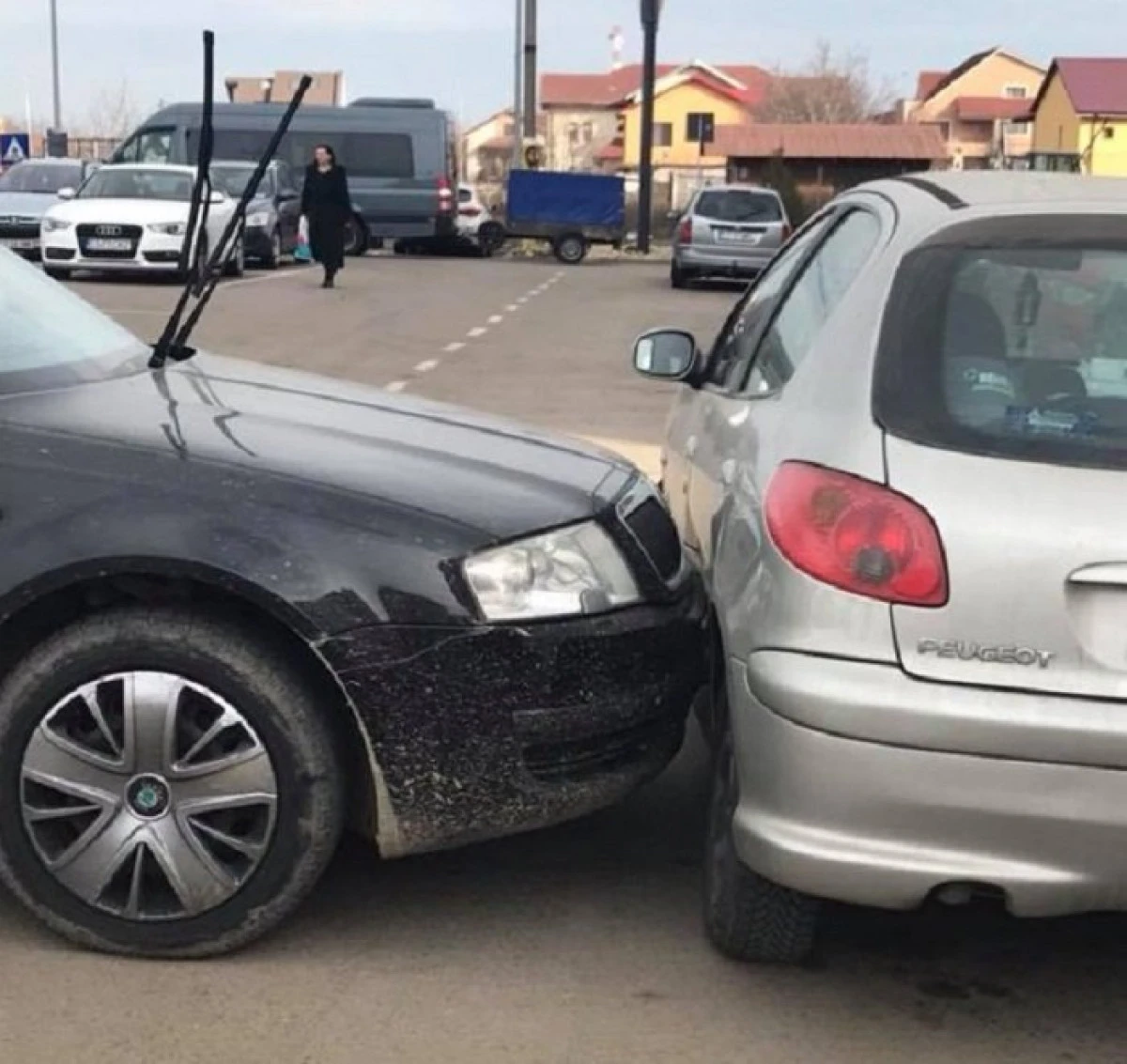Doi arădeni și-au avariat autoturismele în trafic, în timp ce conduceau fără permis